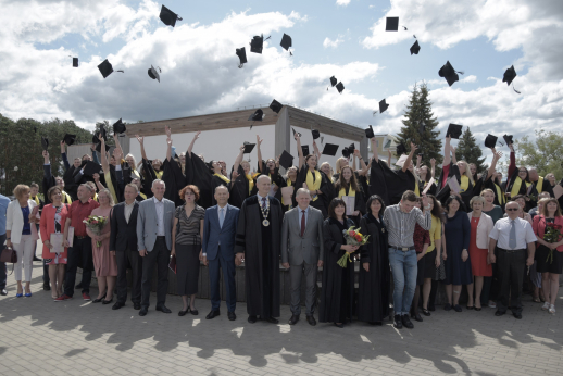 Utenos kolegijos absolventams įteikti diplomai