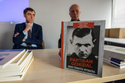 Knygų mugėje pristatyta pirmoji knyga apie partizanų vadą Joną Žemaitį