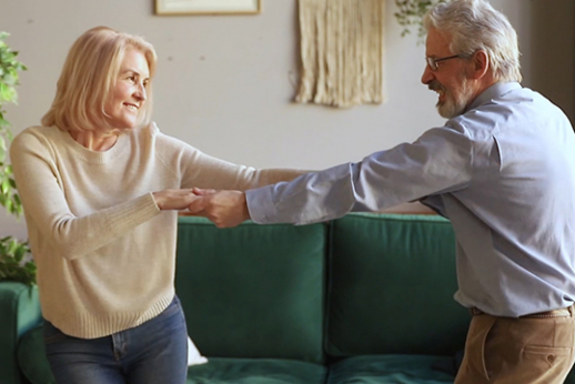 MRU reklaminėje kampanijoje – gyvenimą švenčiantys tėvai 