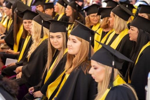 Panevėžio kolegijos absolventams įteikti diplomai