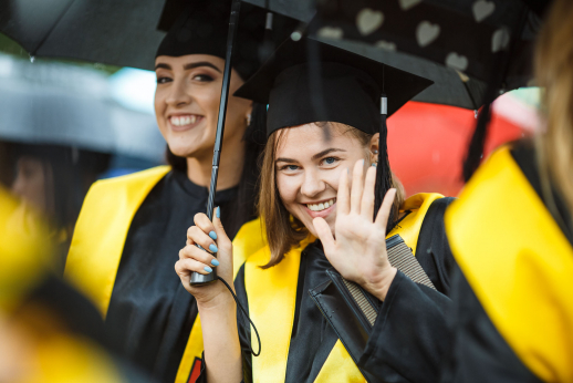 KU absolventų rankose – diplomai su Europos universiteto ženklu