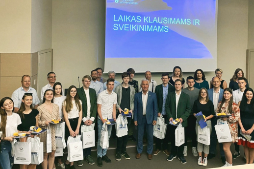 KU mokslininkai aktyviai bendradarbiauja su miesto gimnazijomis KU mokslininkai aktyviai bendradarbiauja su miesto gimnazijomis