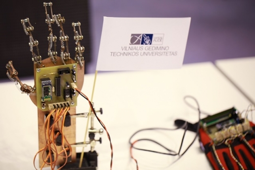 VGTU studentai sukūrė robotinę ranką