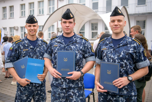 Būsimiems Karinių jūrų pajėgų karininkams įteikti bakalauro diplomai Būsimiems Karinių jūrų pajėgų karininkams įteikti bakalauro diplomai