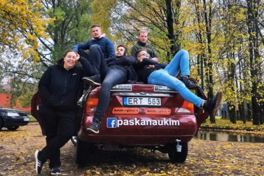 Studentai su pačių paruoštu automobilių skriejo bekelės ralyje „RatRace“ Studentai su pačių paruoštu automobilių skriejo bekelės ralyje „RatRace“