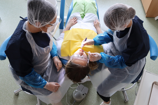 Gydytojo odontologo padėjėjas – svarbus odontologinės komandos narys