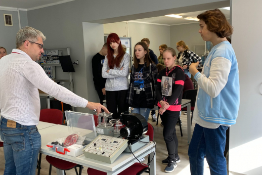 Utenos kolegijos laboratorijose įdomūs užsiėmimai moksleiviams Utenos kolegijos laboratorijose įdomūs užsiėmimai moksleiviams