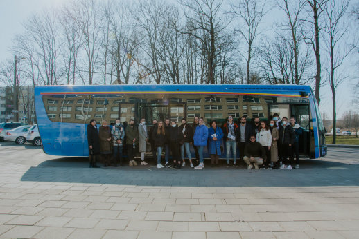 KVK studentai susitiko su elektrinio autobuso kūrėjais