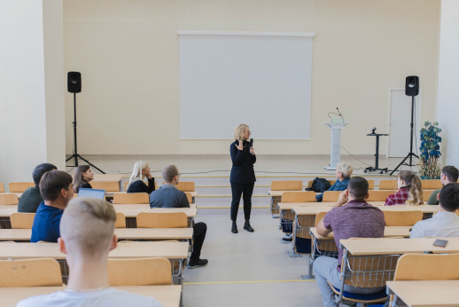 Ministrė A.Armonaitė bendravo su kolegijos studentais