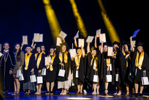 252 Panevėžio kolegijos absolventai džiaugiasi bakalauro diplomais