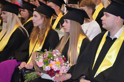 Įteikti aukštojo mokslo diplomai Utenos kolegijos absolventams