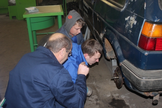 TIEMS, KURIE MĖGSTA AUTOMOBILIUS 