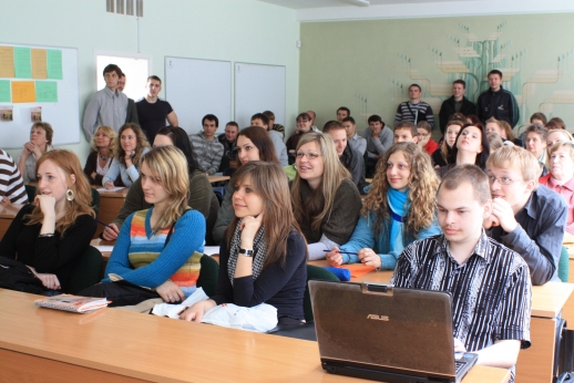 Studijų programos anglų kalba padės tapti nenugalimais darbo rinkos dalyviais