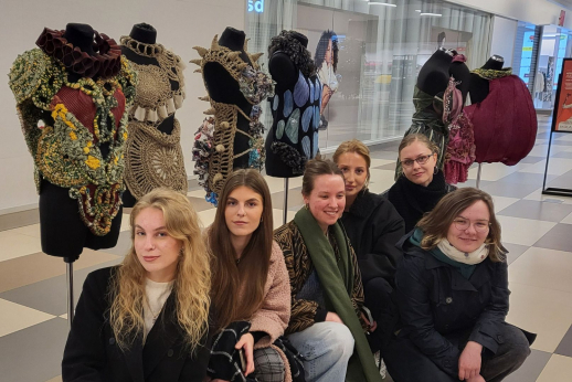 Nuo lapo iki drabužio: pirmakursių improvizacijos Nuo lapo iki drabužio: pirmakursių improvizacijos