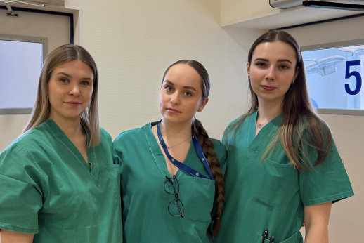 Trys jaunos slaugytojos patirties semiasi iš operacinės profesionalių Trys jaunos slaugytojos patirties semiasi iš operacinės profesionalių