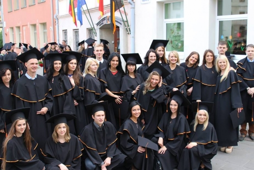 Įteikti diplomai Kolpingo kolegijos absolventams