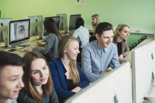 Liko laisvų VF vietų į IT studijas: ekspertas ragina nepasiduoti DI baimei