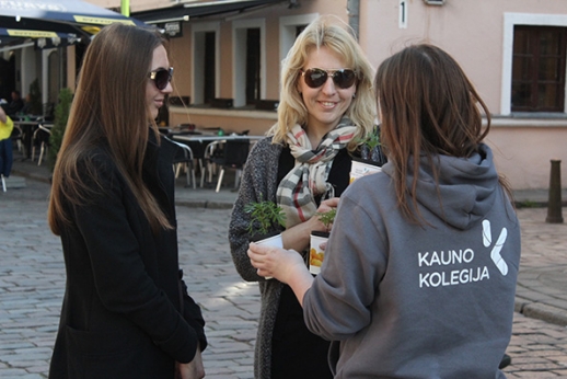 Kaune studentai surengė akciją Motinos dienai