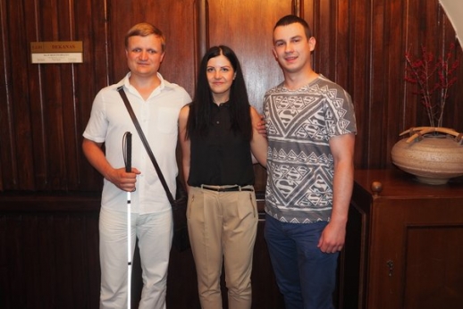 Garsinį gidą akliesiems sukūrė VU KHF studentai
