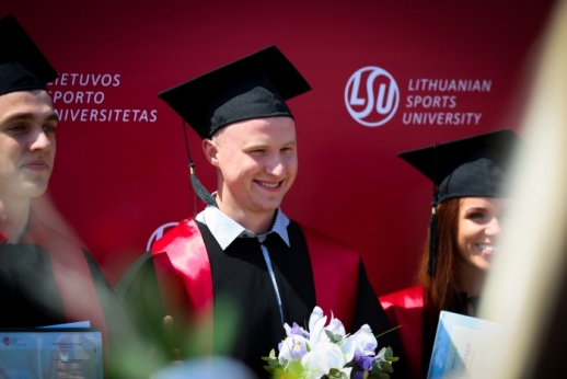 Iškilmingai įteikti diplomai LSU absolventams