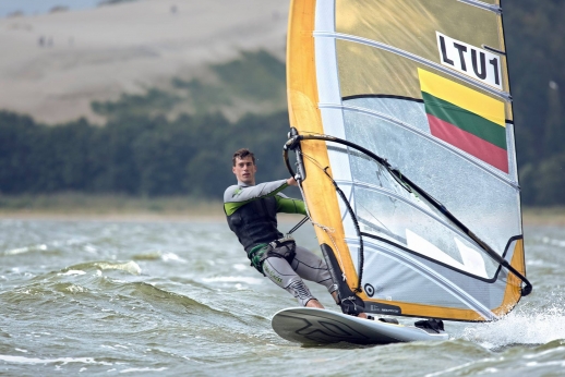 LSU olimpiečiai: burlentininkas J. Bernotas