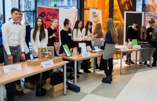 Verslių mokinių idėjas vertino VU KHF atstovai