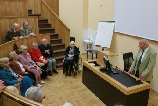 Susitiko prieš 65 m. Universitetą baigę medikai