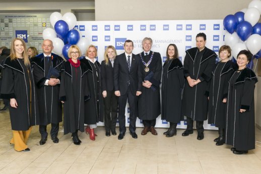 ISM dėstytojai diplomų teikimo šventėje